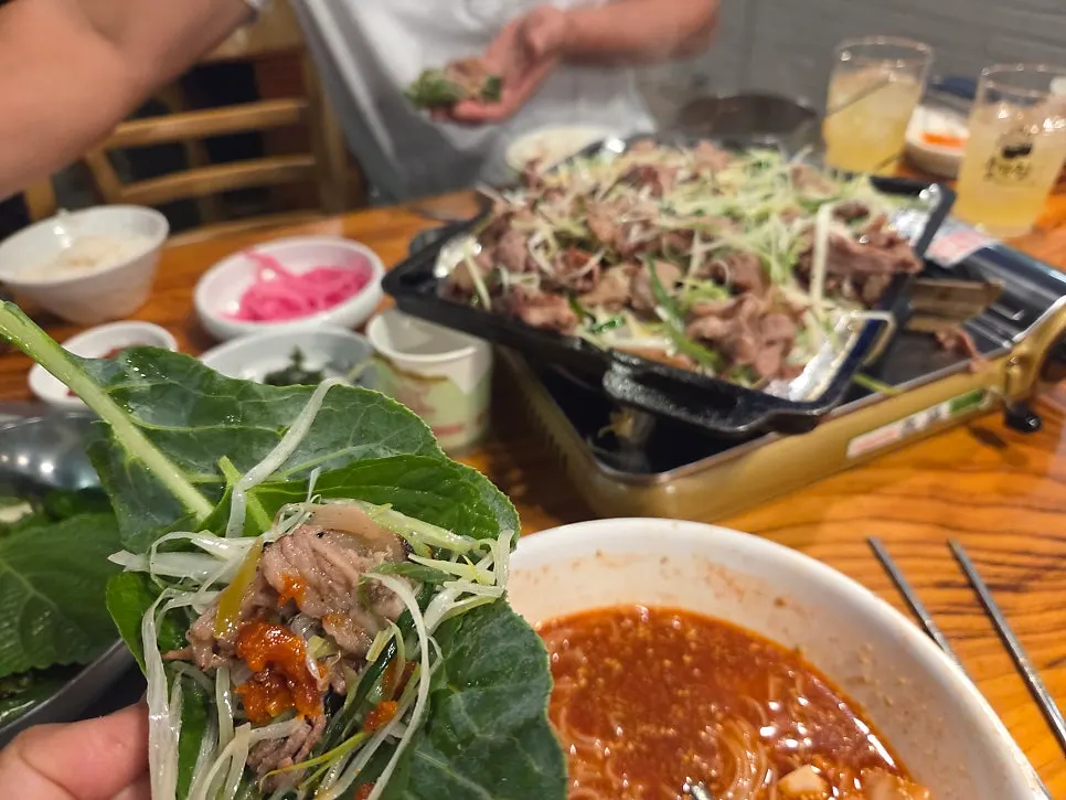 Charcoal scallion bulgogi wrapped in vegetables