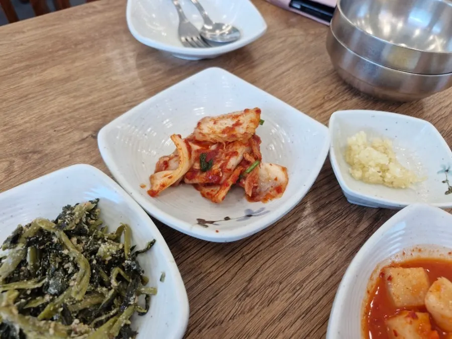 A full table setting with Seolak Chueotang's side dishes