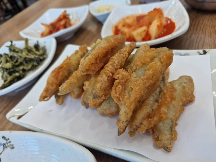 Cool, crunchy kimchi and kkakdugi
