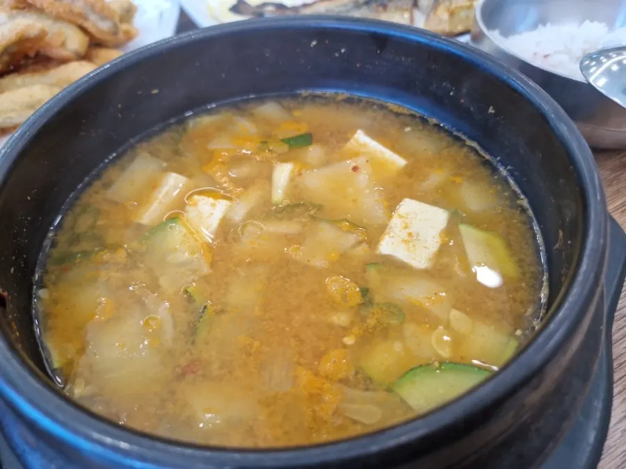 Lid lifted off a freshly cooked sotbap