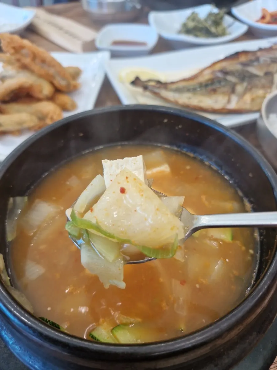 Sungnyung made by pouring water over the sotbap's crispy crust