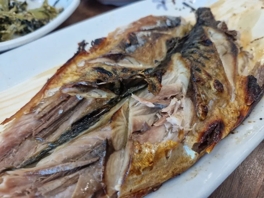 Sotbap served together with the grilled mackerel