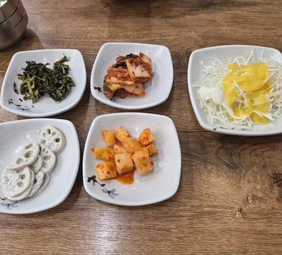 Side dishes brought from the self-serve bar