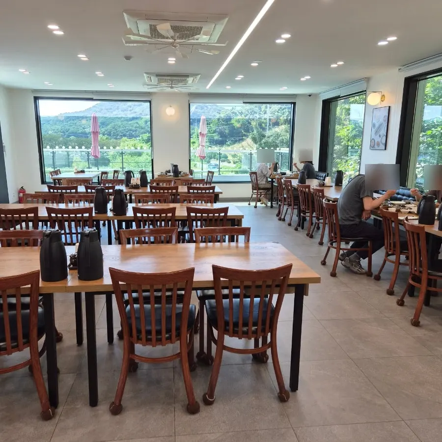 넓고 깔끔한 2층 매장 내부 좌석