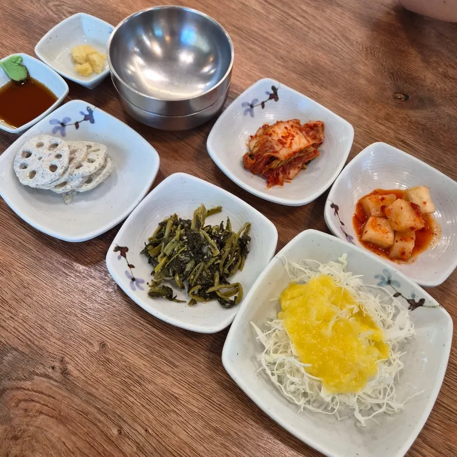 배추김치와 깍두기 등 밑반찬 한 상