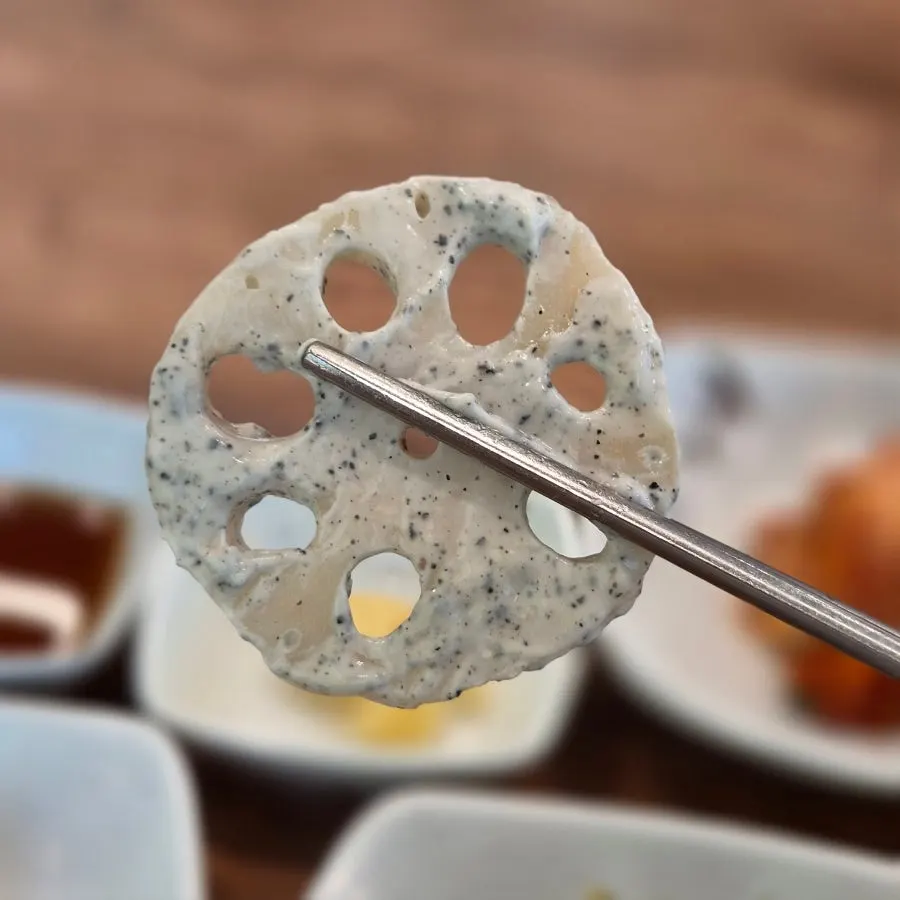 아삭하게 익은 깍두기 한 접시