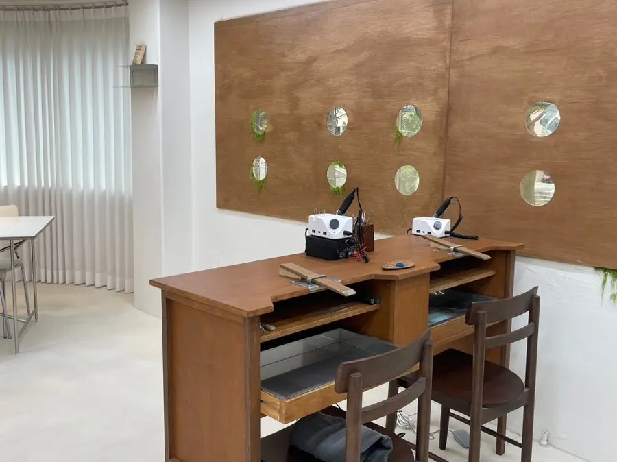 Spacious, pleasant interior of the Munak studio