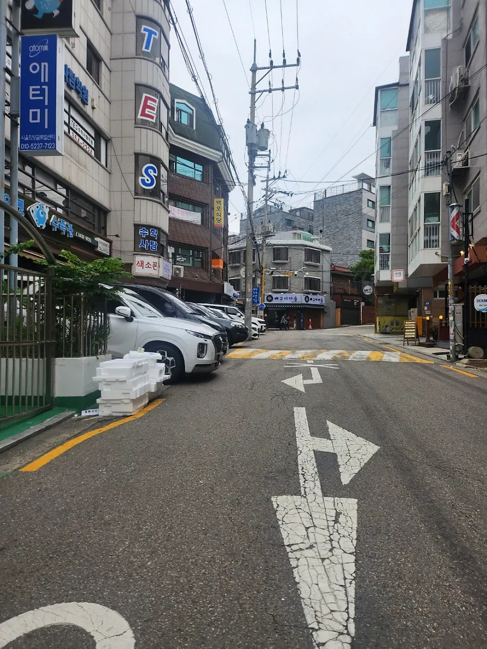Exterior of the building where Munak ring workshop is located, near Yeonsinnae