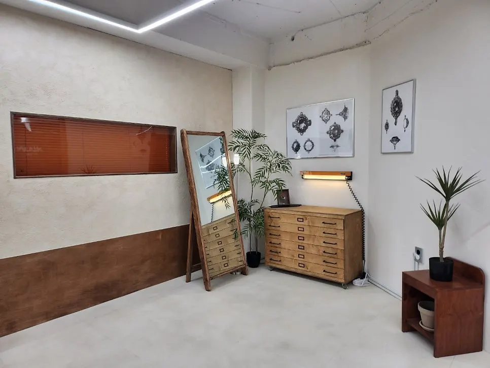 Decor items and lighting inside Munak