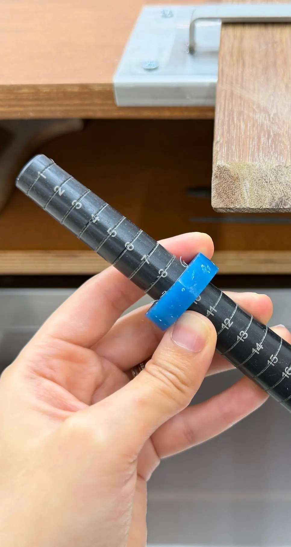 Shaping the wax ring to fit the finger size