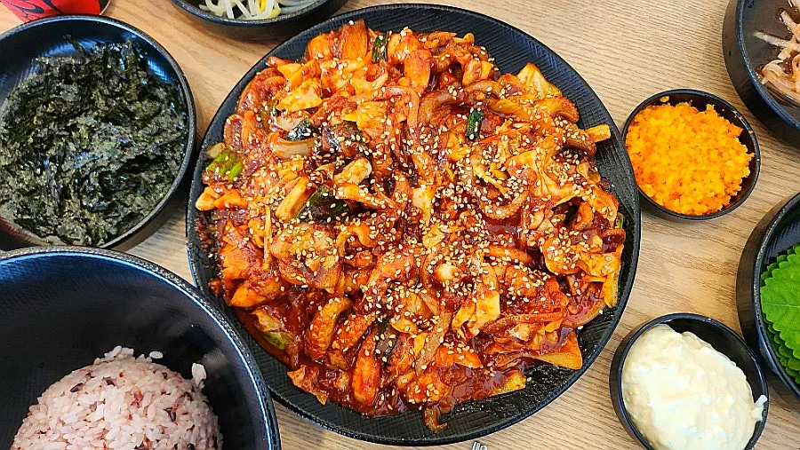 チュックミ炒めと副菜が並んだ食卓