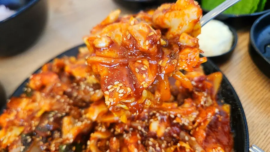 ご飯茶碗にチュックミと海苔を入れて混ぜた様子