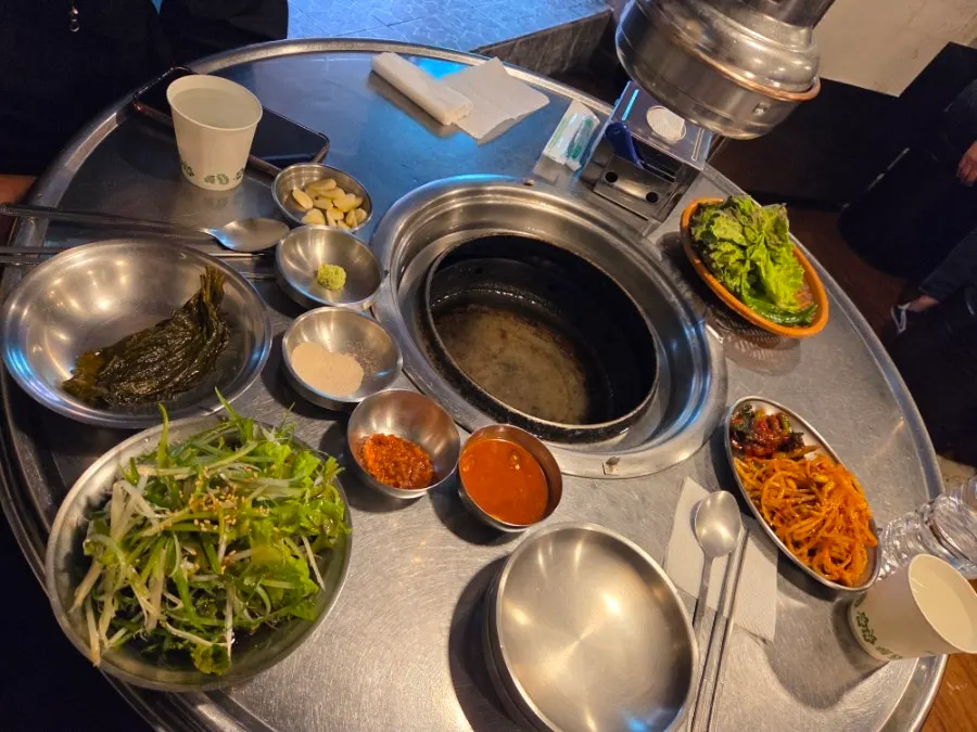 함초 소금과 재료를 설명한 벽면 안내문