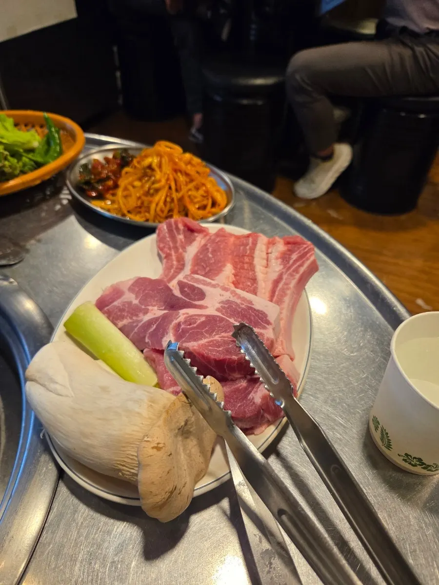 깻잎과 유자 파채가 담긴 반찬 접시