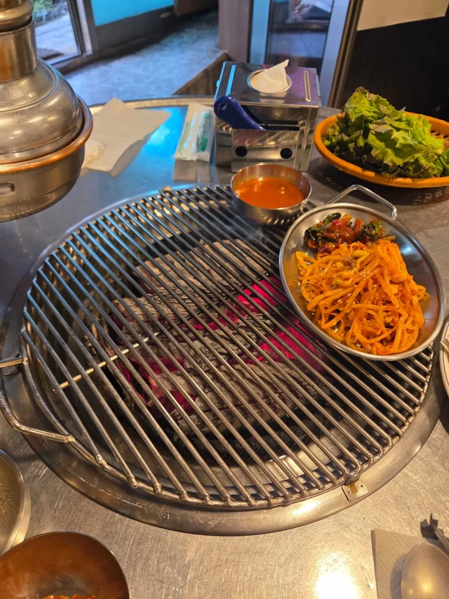 두툼한 생갈비와 목살 생고기 접시