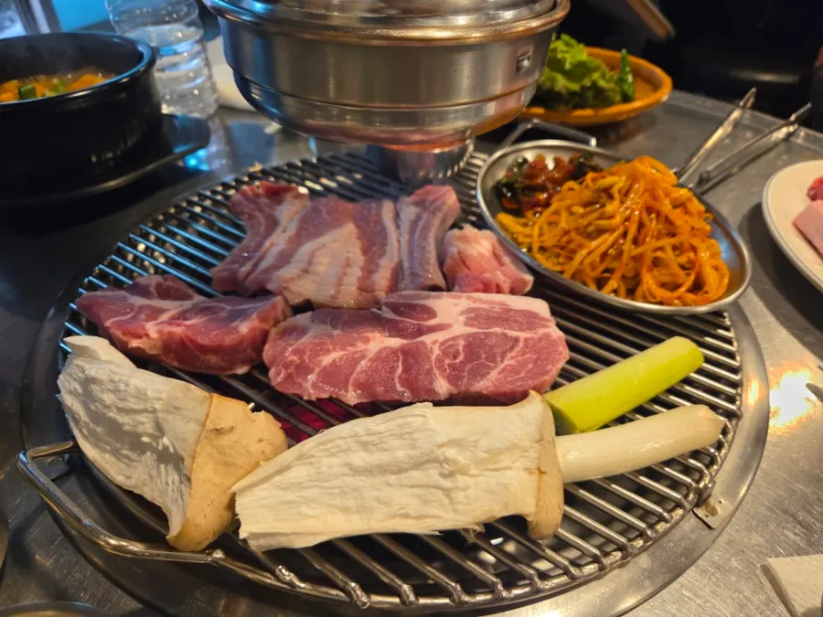 새송이버섯과 대파, 콩나물무침 곁들임