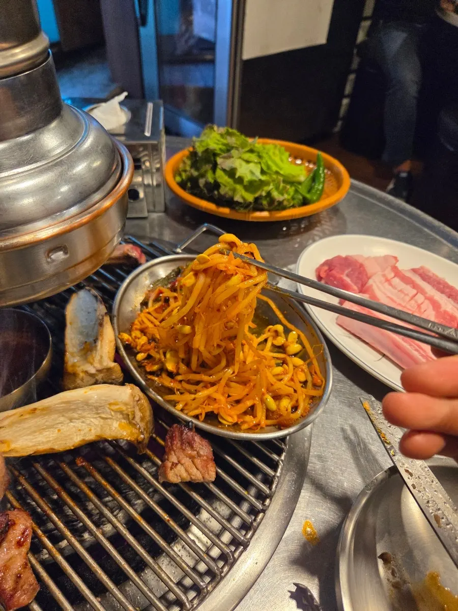 참숯 불판에 올린 생갈비와 버섯