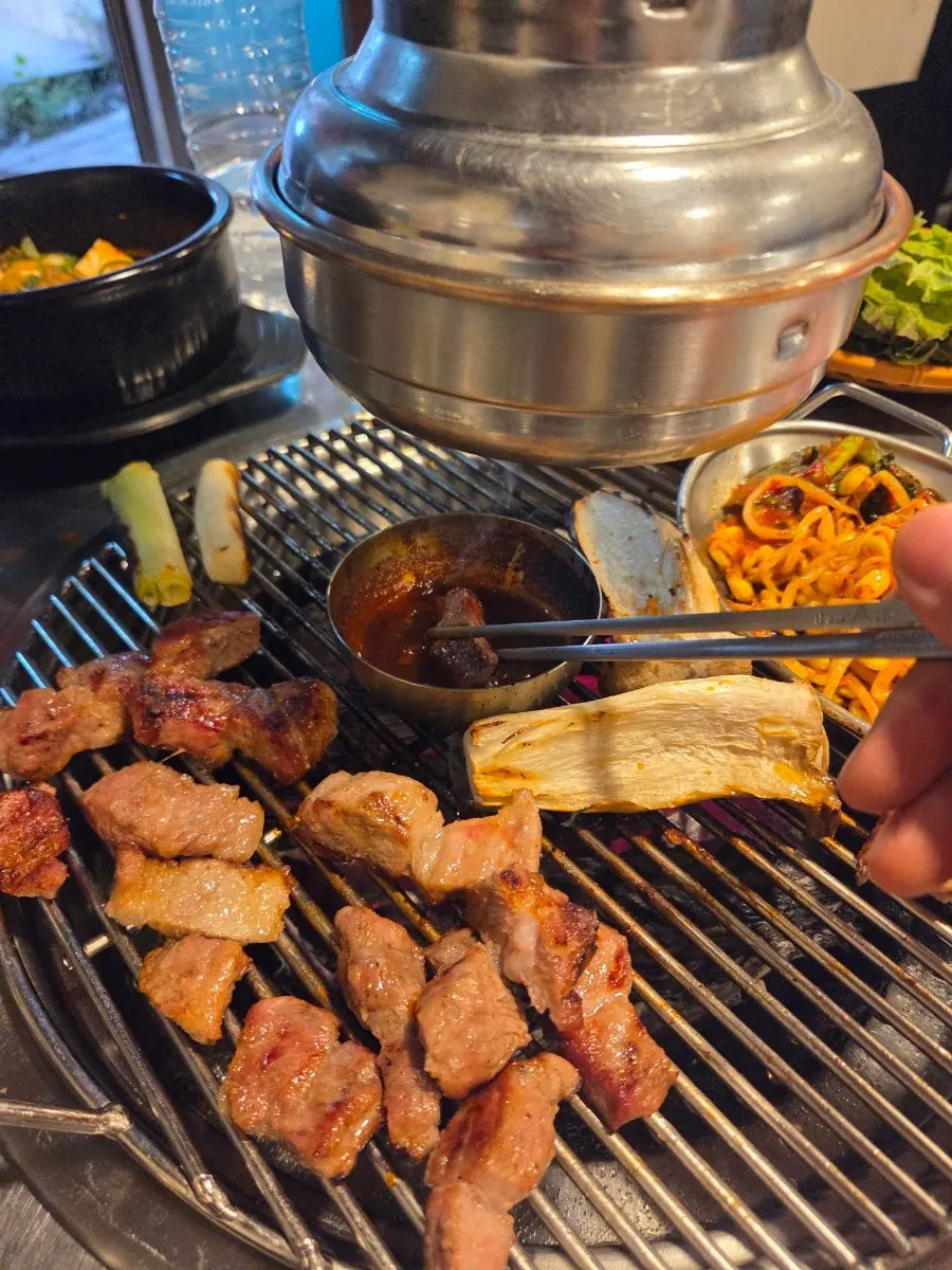숯불에서 구워지는 고기와 대파
