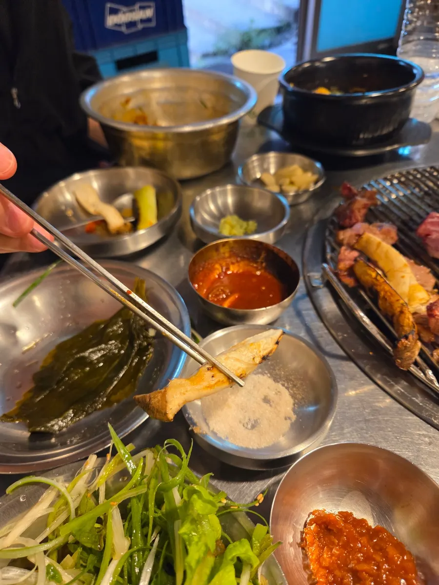 겉이 노릇하게 익은 숯불 생갈비