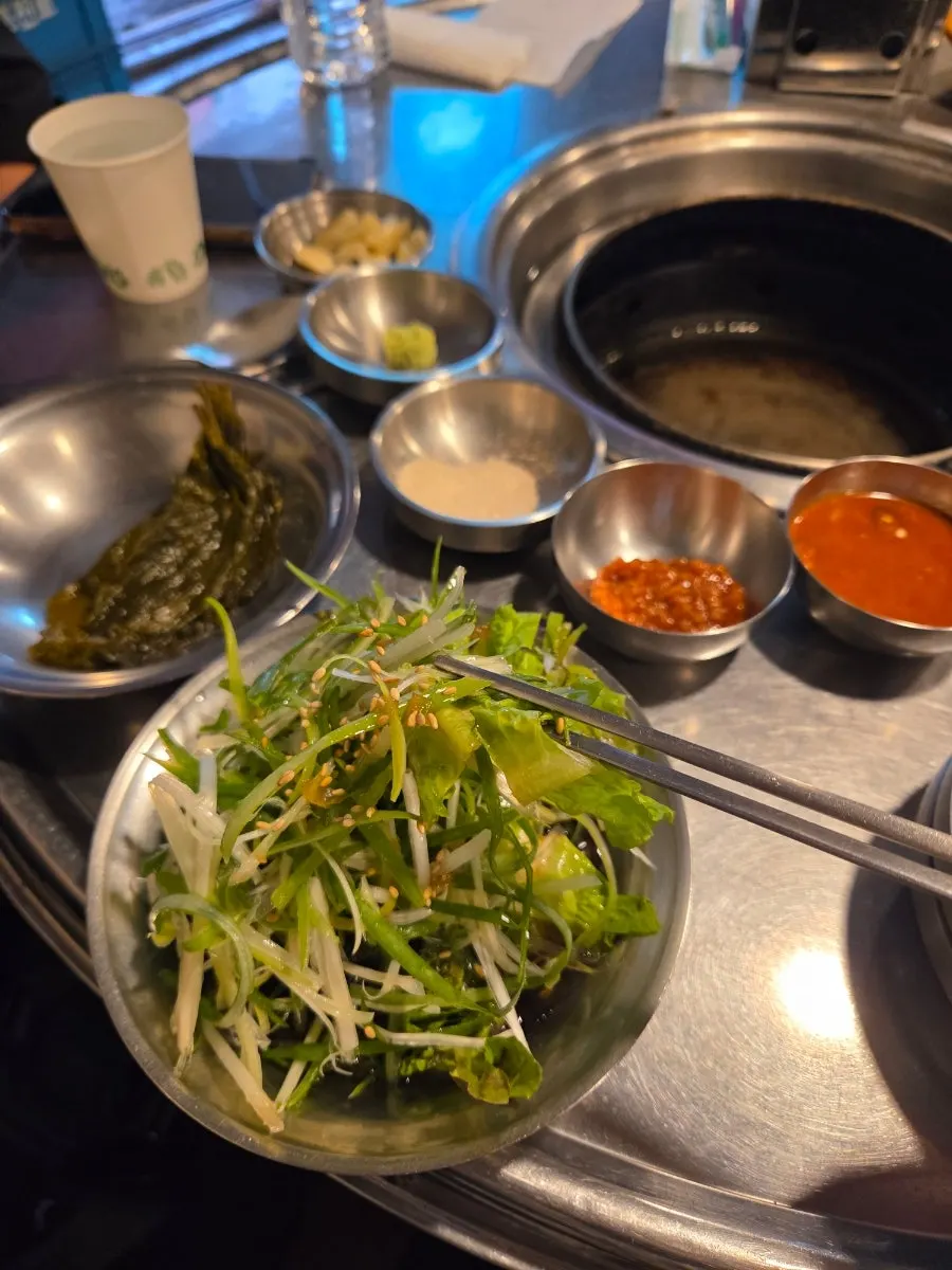 함초 소금에 찍은 고기 한 점