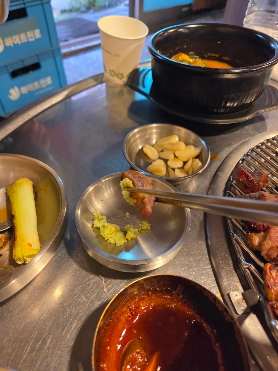 구운 고기와 버섯을 집어 든 모습