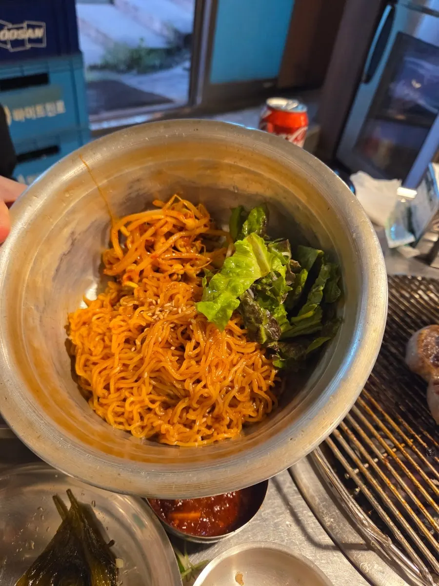 나물과 계란프라이가 올라간 비빔밥