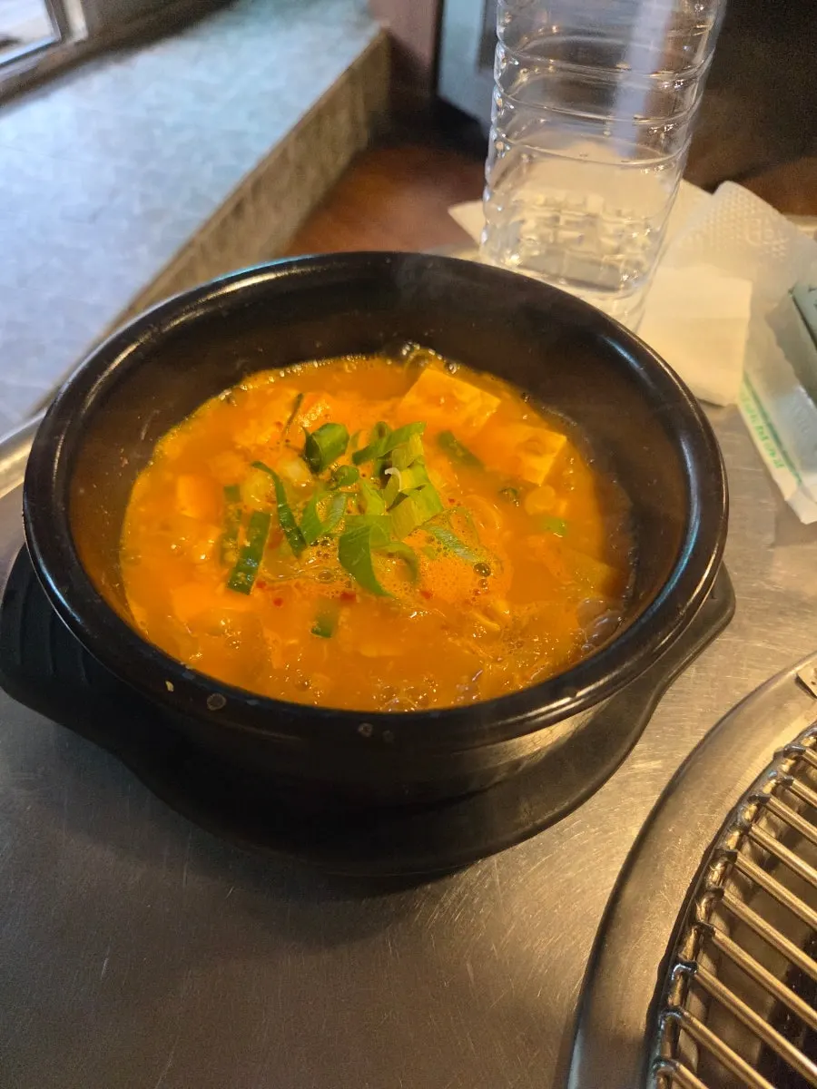 비빔밥과 멜젓 안내가 함께 놓인 상차림