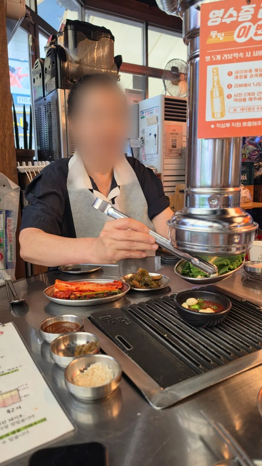 ムンテン富川新中洞店で肉を食べている様子