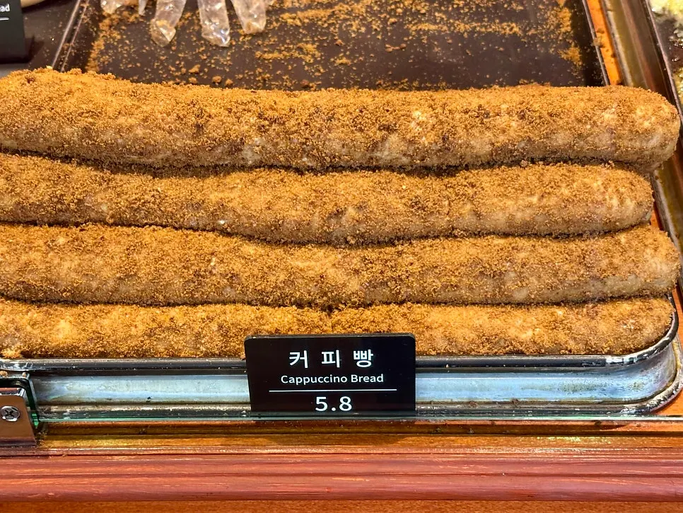 문화제빵 진열대에 놓인 빵들