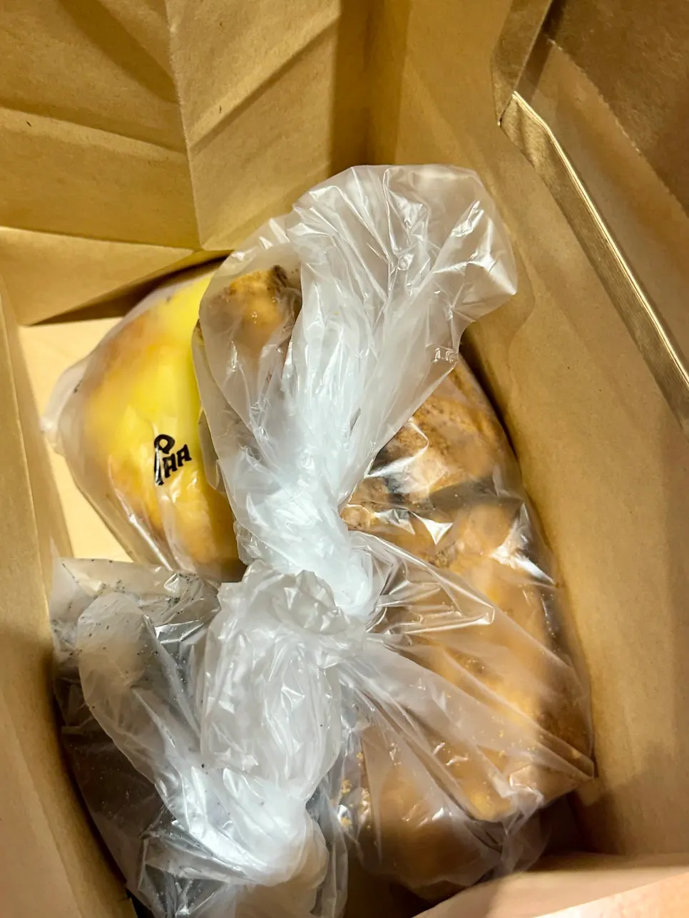 문화제빵 이름이 적힌 포장 봉투