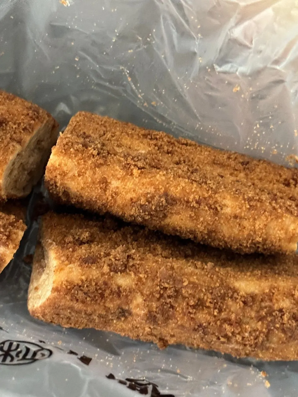 잘라준 커피빵 단면과 커피크림