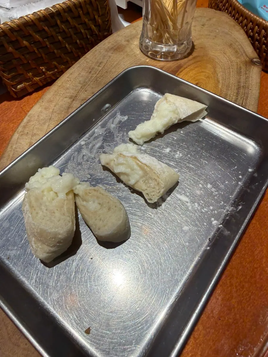 소스가 듬뿍 얹힌 문화제빵 마늘빵 진열