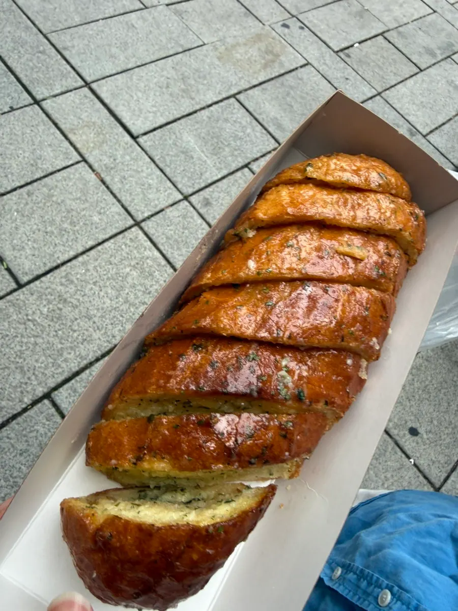 벤치에서 개봉한 문화제빵 마늘바게트 상자