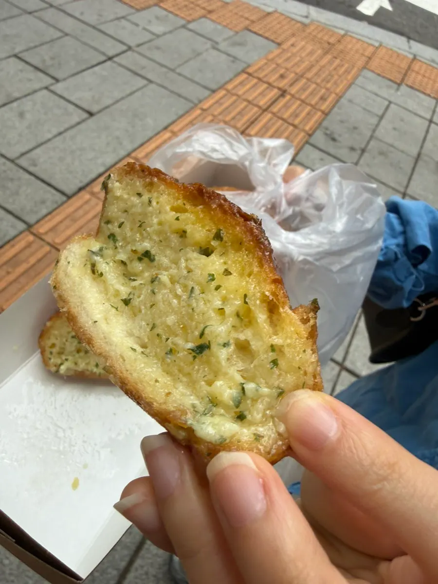 촉촉한 마늘바게트 단면