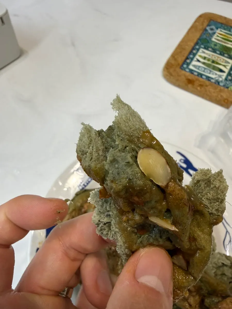 손으로 찢은 쑥떡빵의 쫀득한 속