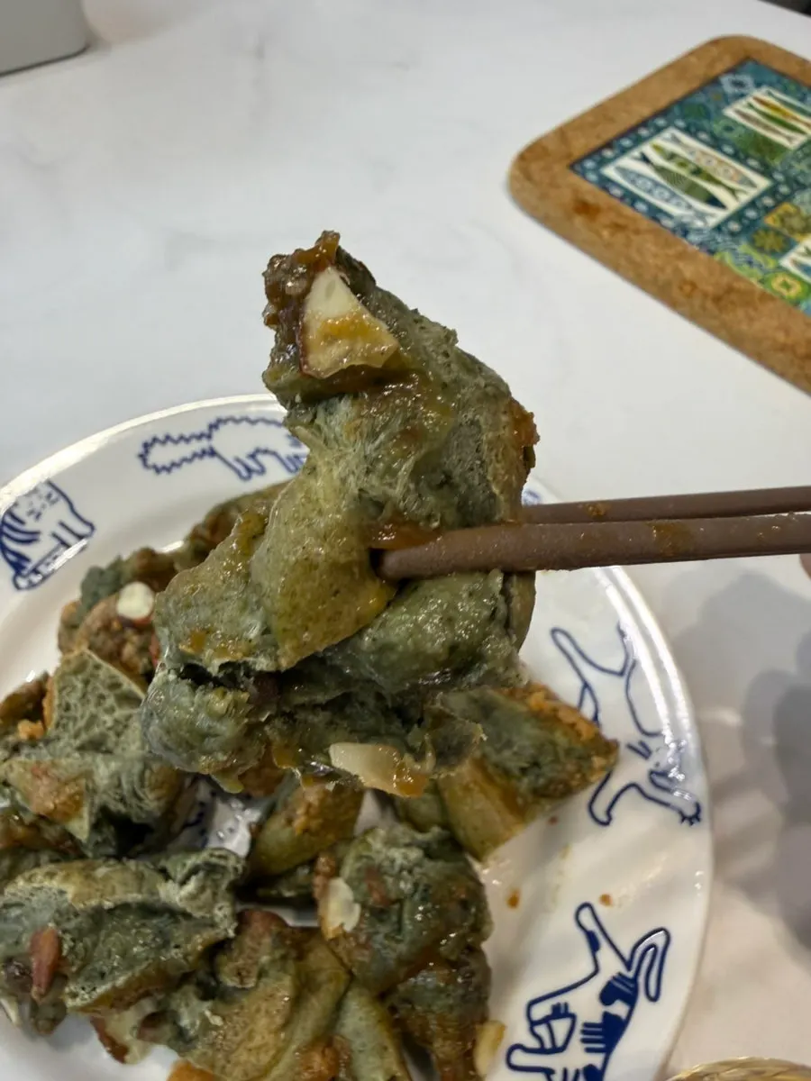 아몬드 슬라이스가 올라간 쑥떡빵