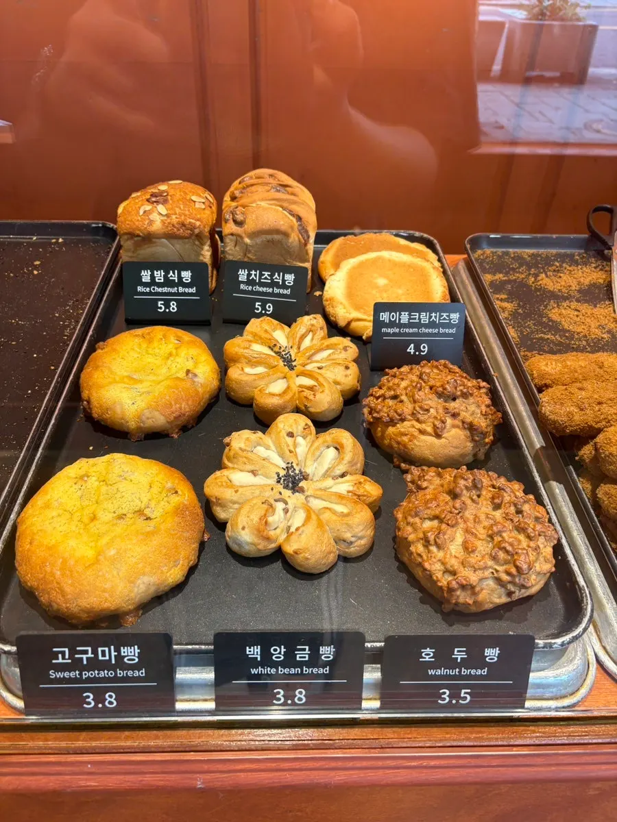 문화제빵 진열대에 채워진 빵