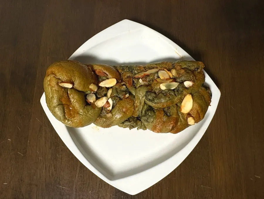 속까지 소스가 배인 마늘빵 단면