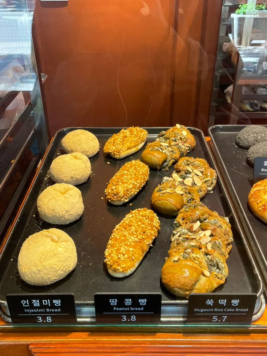 문화제빵 매장 안 진열된 빵 라인업
