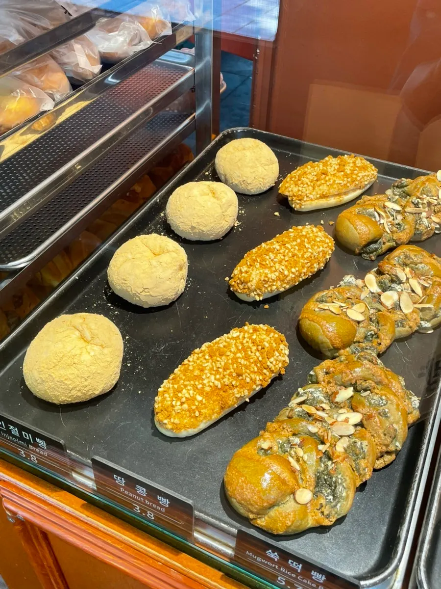 인절미빵과 땅콩빵, 쑥떡빵 진열대