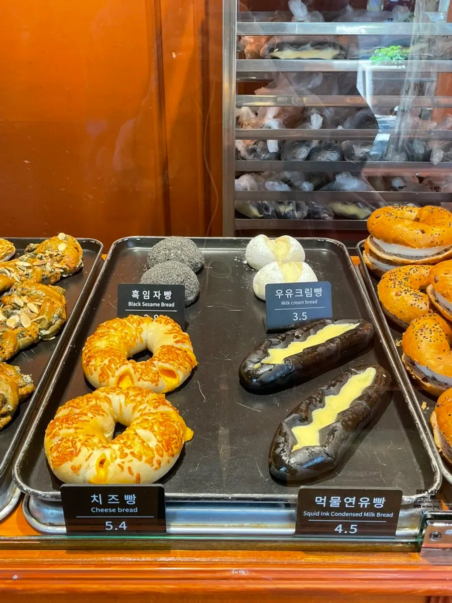 치즈빵과 흑임자빵, 먹물연유빵 진열 모습