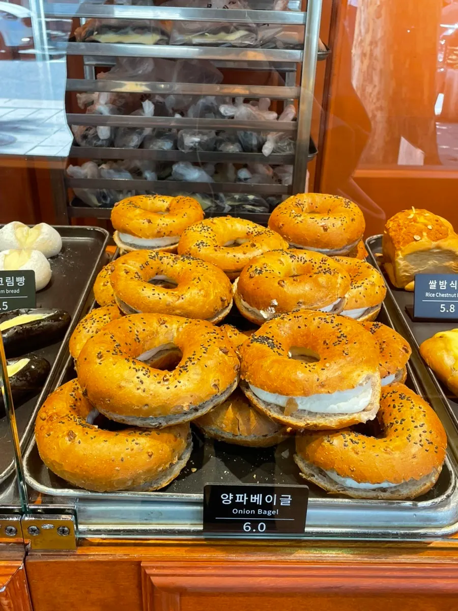 동글동글한 양파베이글 진열 모습
