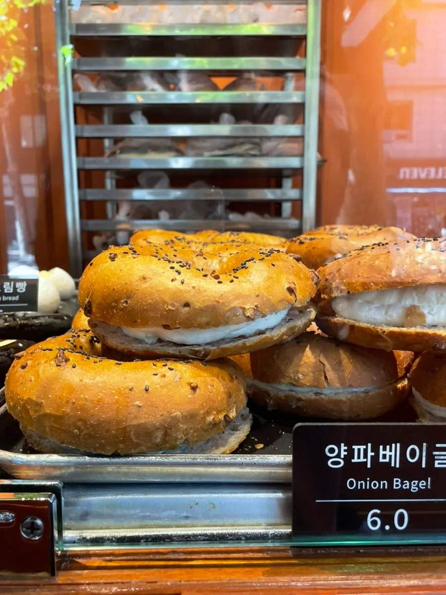 크림이 들어간 양파베이글 근접 사진