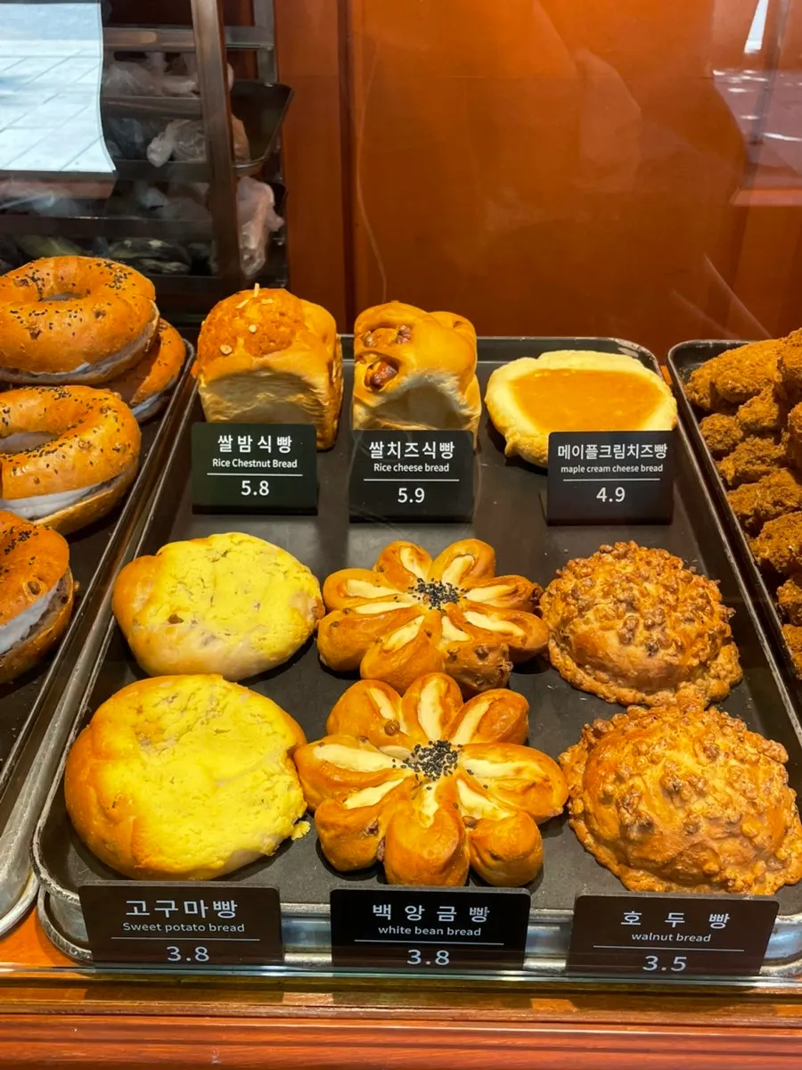 쌀밤식빵과 백앙금빵, 호두빵 진열대