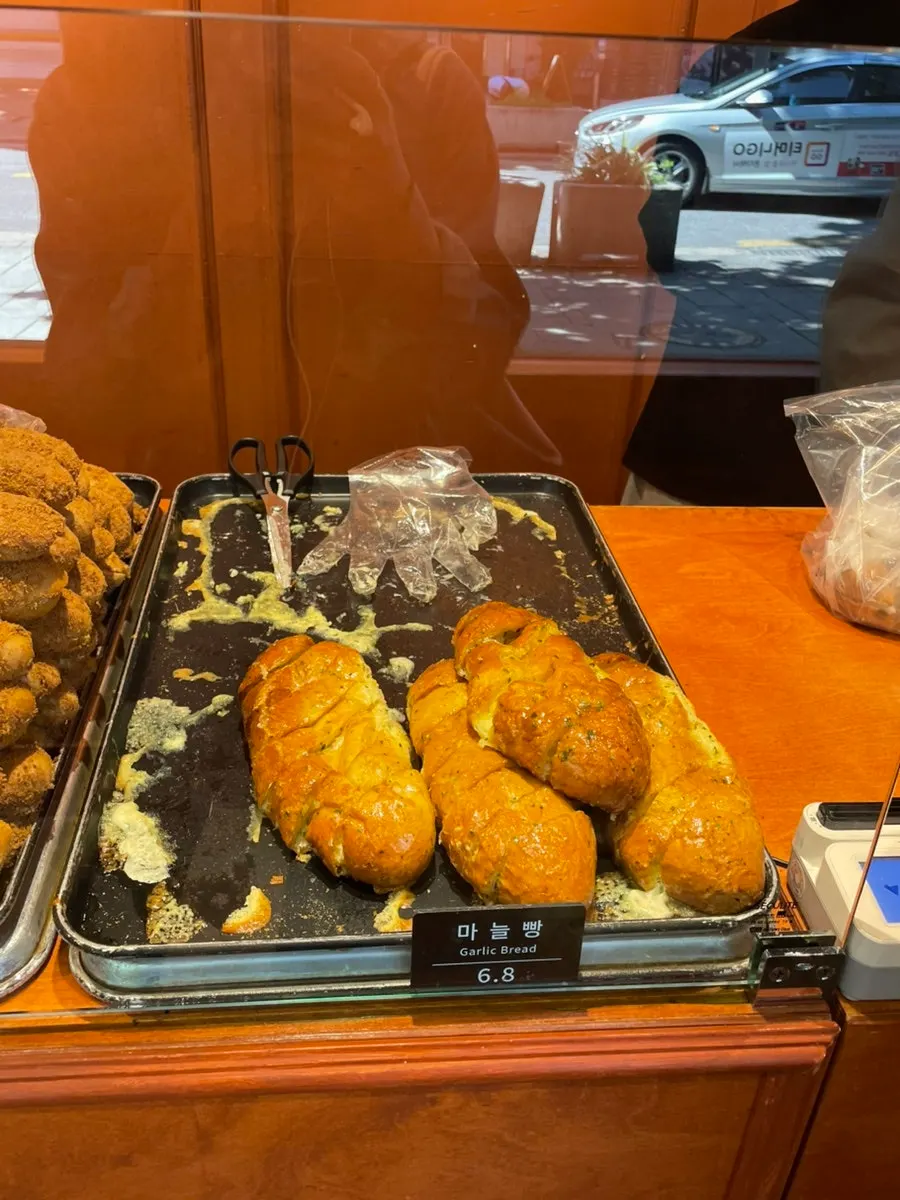 익선동 유명 메뉴 마늘빵 진열 모습