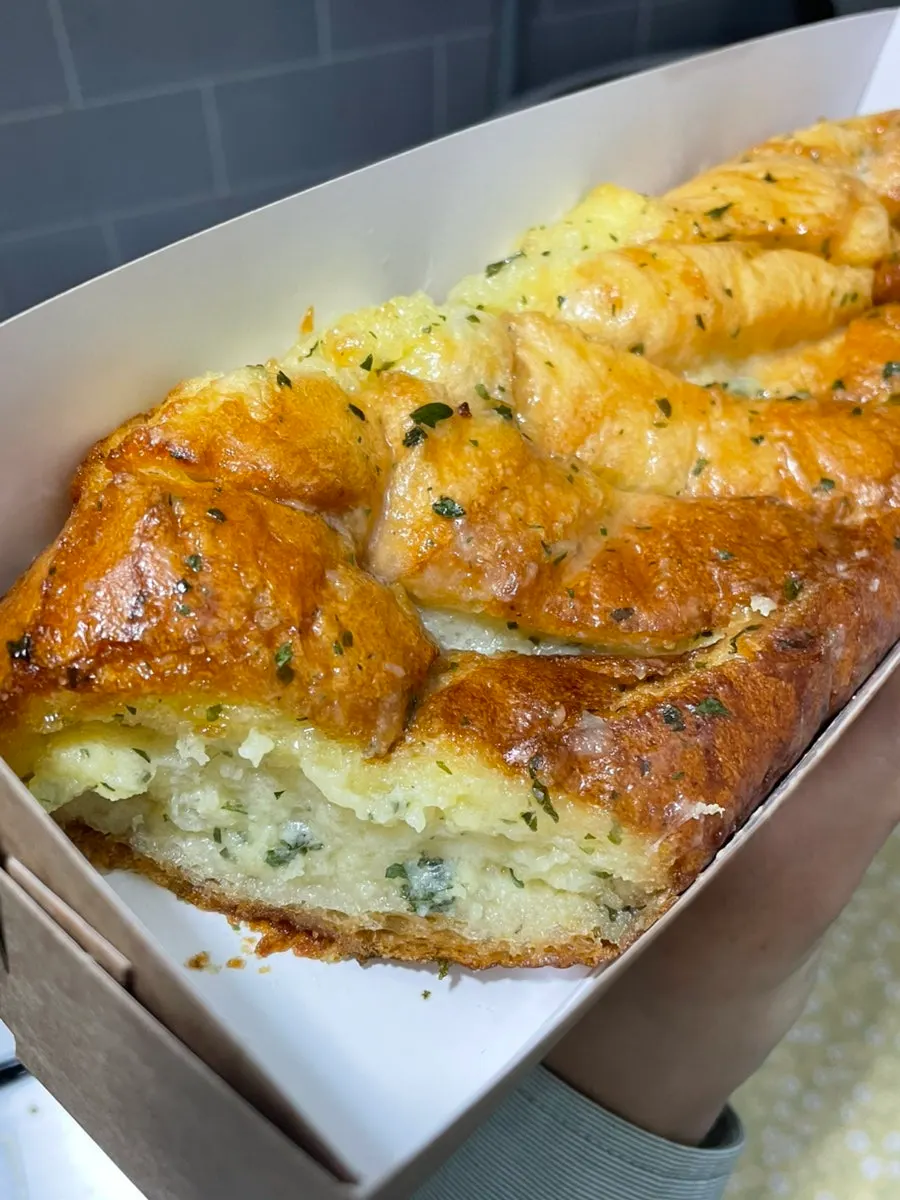 큼지막하게 일곱 조각으로 잘린 마늘빵