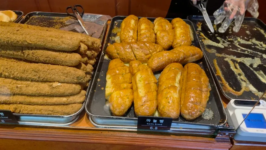 オニオンベーグルとミルククリームパンの陳列