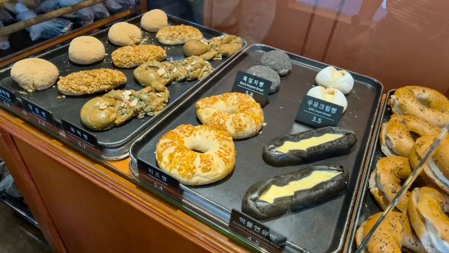 さつまいもパンと白あんこパン、くるみパンの陳列棚