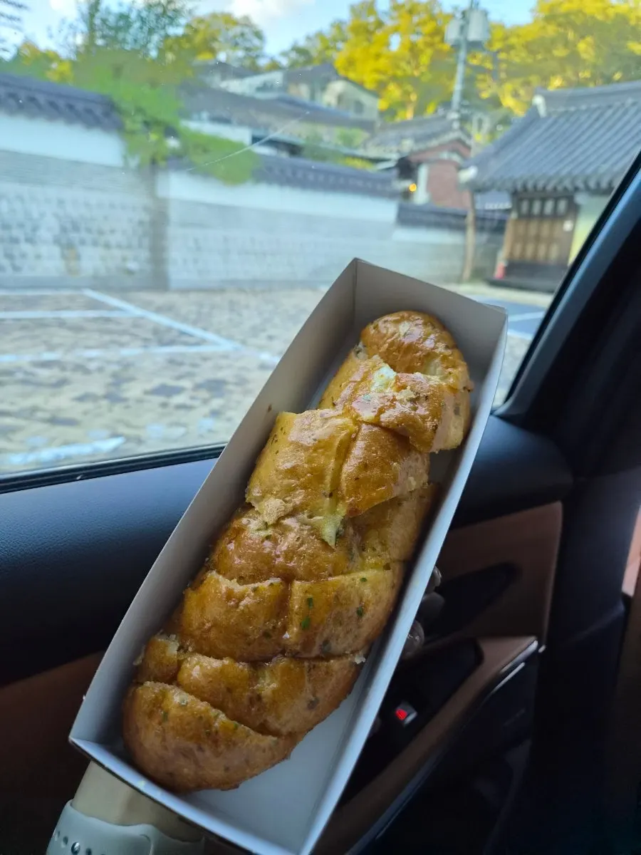 車内で取り出したカット済みのマヌルパン