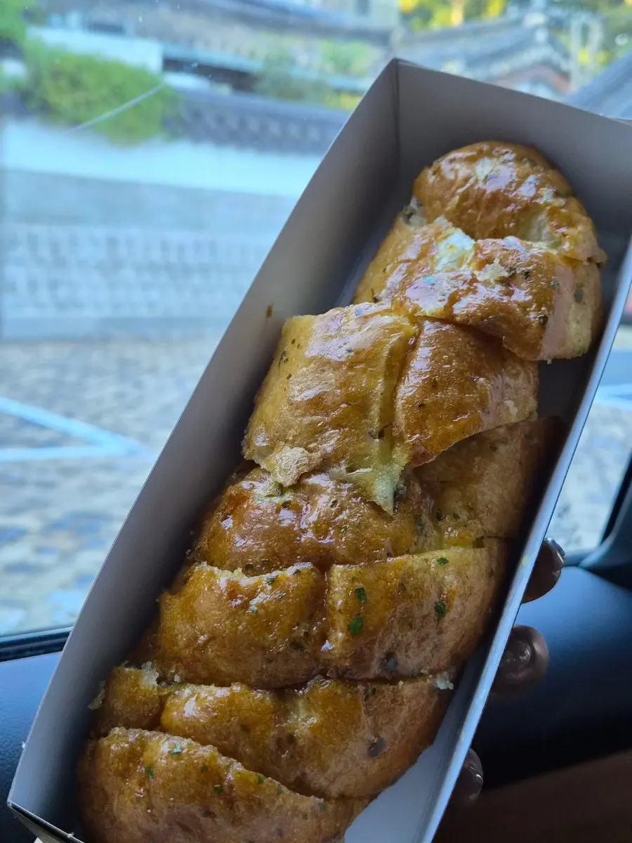 ニンニクソースが奥まで染み込んだマヌルパン